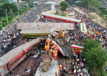 Hindistan'da 292 kişinin öldüğü tren kazası: Üç demiryolu çalışanı tutuklandı
