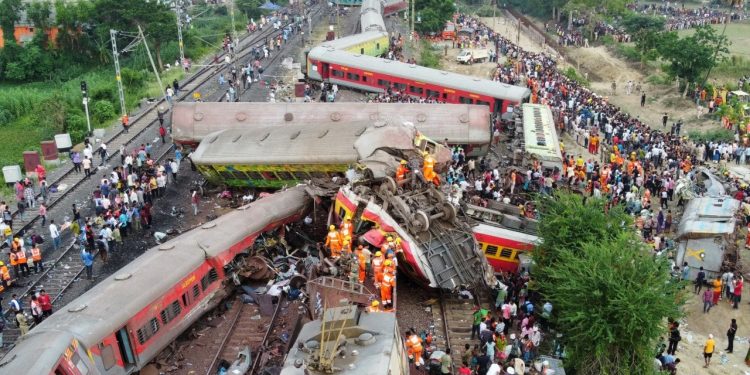 Hindistan'da 292 kişinin öldüğü tren kazası: Üç demiryolu çalışanı tutuklandı