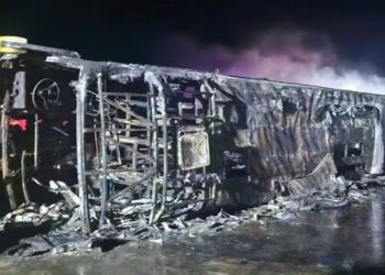 Hindistan'da bariyerlere çarpan otobüs yandı: 25 kişi öldü