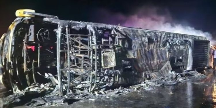 Hindistan'da bariyerlere çarpan otobüs yandı: 25 kişi öldü