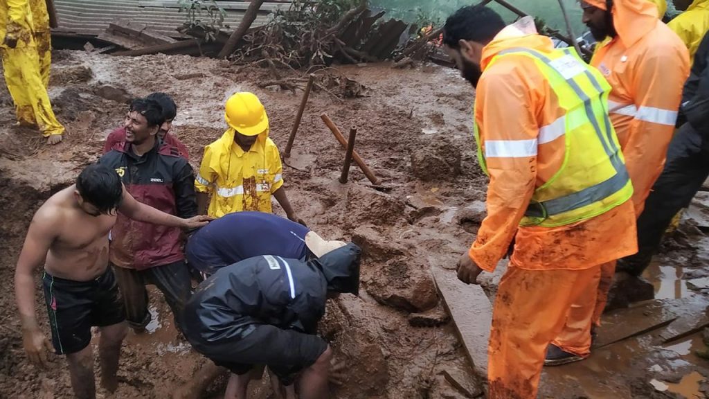 Hindistan'daki kaybolan onlarca kişi için arama çalışmaları durduruldu