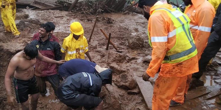 Hindistan'daki kaybolan onlarca kişi için arama çalışmaları durduruldu