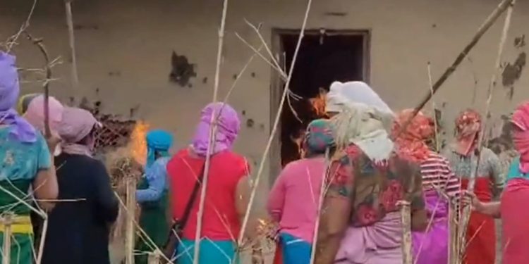 Hindistan'ı sarsan cinsel saldırı: Kadınlar baş şüphelinin evini yaktı