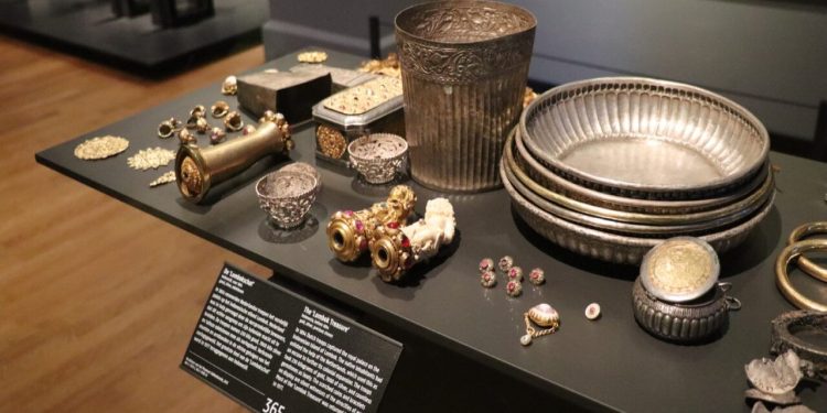 Hollanda eski sömürgelerinden yağmaladığı hazineleri iade edecek