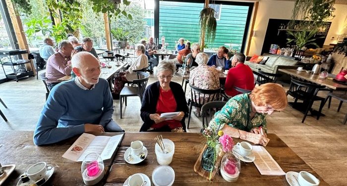 Hollanda’da hizmet gönüllüleri kilisede aşure dağıttı 