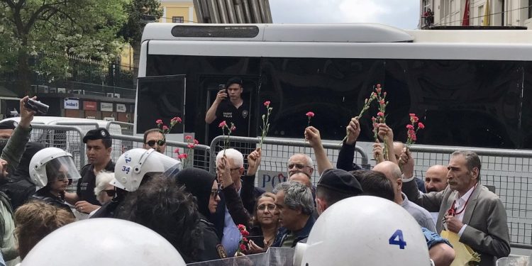 İHD, TİHV ve TTB: Sıcaklık rekorları kırılırken Cumartesi Annelerinin araçlarda bekletilmesi işkencedir