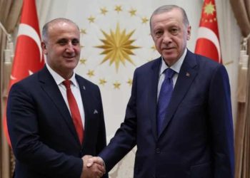 İYİ Parti'den istifa eden İncirliova Belediye Başkanı AKP'ye katıldı