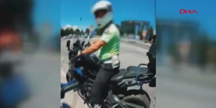 İçişleri Bakanı Yerlikaya, motosikletli gence nasihat eden polise teşekkür etti