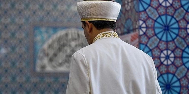 İddia: Köy imamı faizle para veriyor, boş senet imzalatıyor
