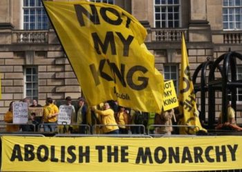 İngiltere Kralı 3. Charles ilk İskoçya gezisinde protesto edildi