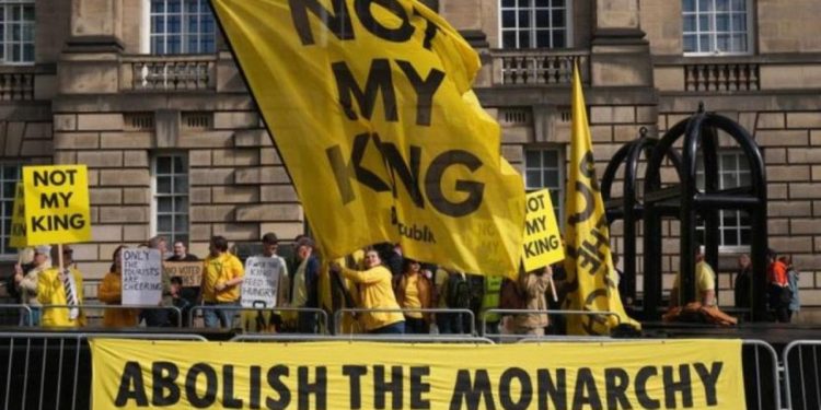 İngiltere Kralı 3. Charles ilk İskoçya gezisinde protesto edildi
