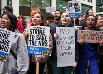 İngiltere'de NHS krizi derinleşiyor: Son iki yılda 320 bin sağlık çalışanı işten ayrıldı