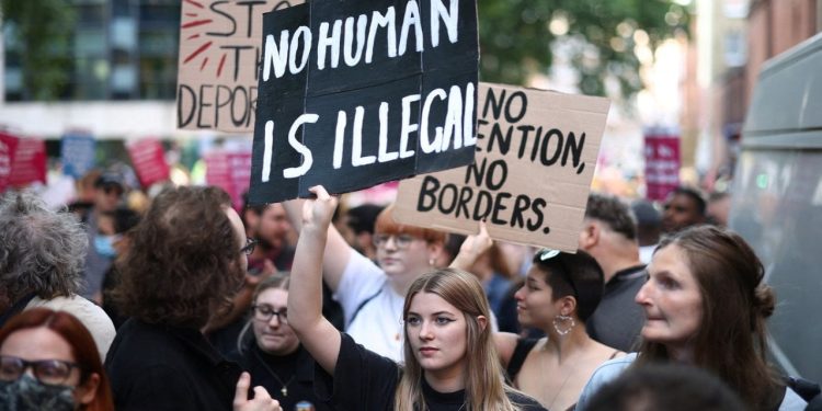 İngiltere'de 'Ruanda' tartışması sürüyor: Düzensiz göçün engellenmesine yönelik yasa parlamentodan geçti