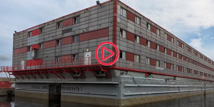 İngiltere'de göçmenlerin barındırılacağı dev gemi tartışma yarattı