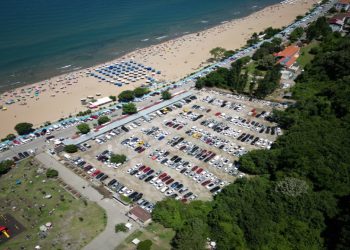 İnkumu beldesi tatilci yoğunluğu nedeniyle özel araç girişine kapatıldı