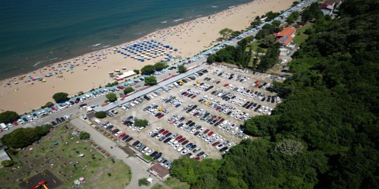 İnkumu beldesi tatilci yoğunluğu nedeniyle özel araç girişine kapatıldı
