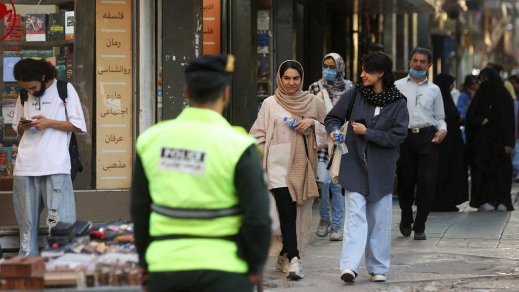 İran tartışmalı 'ahlak polisi' devriyelerine geri döndü: Eylemler üzerine devriyeler durmuştu