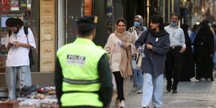 İran tartışmalı 'ahlak polisi' devriyelerine geri döndü: Eylemler üzerine devriyeler durmuştu