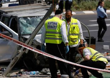 İsrail'in Batı Şeria'ya 20 senedir başlattığı en büyük operasyonlardan biri sürerken Tel Aviv'de bir kişi arabasıyla kalabalığın arasına daldı ve bıçaklı saldırı düzenledi. Şüphelinin Batı Şeria'dan bir Filistinli olduğuna inanılıyor.