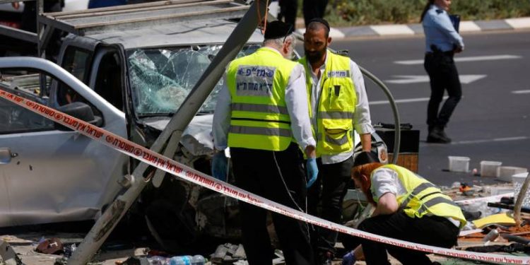 İsrail'in Batı Şeria'ya 20 senedir başlattığı en büyük operasyonlardan biri sürerken Tel Aviv'de bir kişi arabasıyla kalabalığın arasına daldı ve bıçaklı saldırı düzenledi. Şüphelinin Batı Şeria'dan bir Filistinli olduğuna inanılıyor.