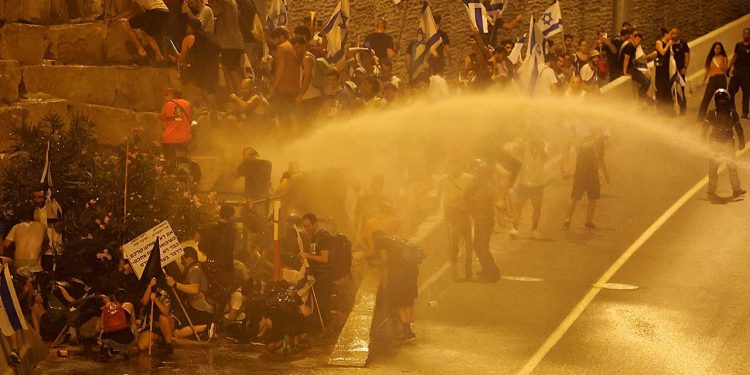 İsrail'de 'yargı darbesine' karşı eylemler şiddetleniyor: 161 üst düzey subay istifa etti