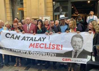 İstanbul Barosu önünde toplanan avukatlardan Can Atalay açıklaması