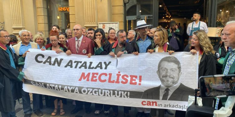İstanbul Barosu önünde toplanan avukatlardan Can Atalay açıklaması