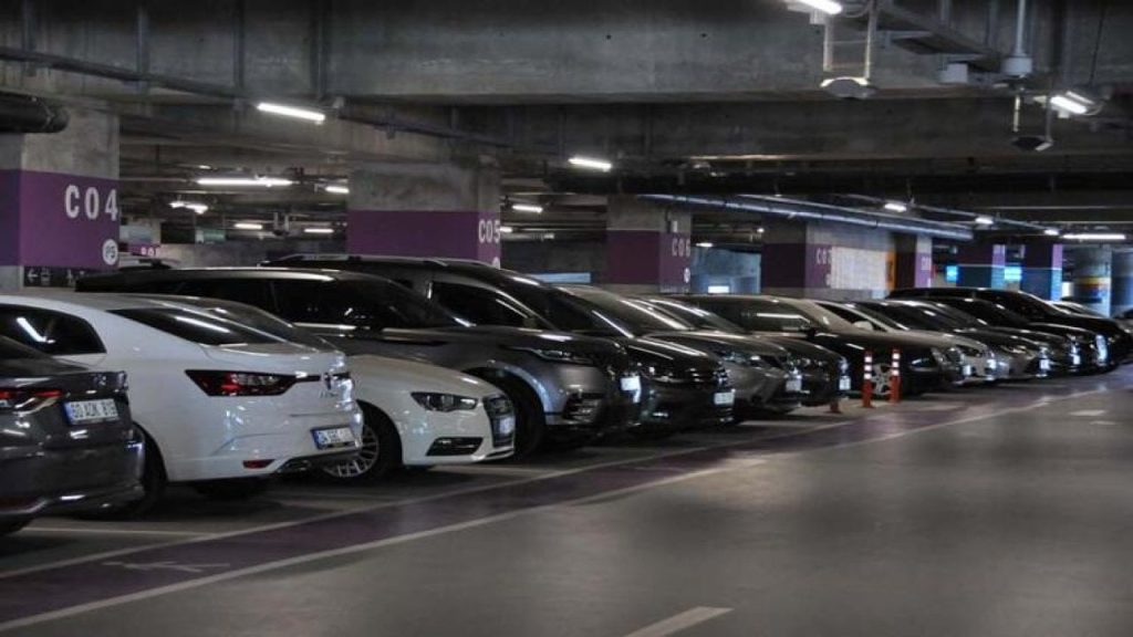 İstanbul Havalimanı otoparkında yer kalmadı: Araçlar geçiş yollarına park edildi