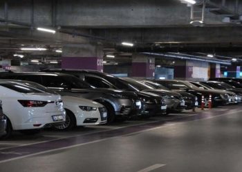 İstanbul Havalimanı otoparkında yer kalmadı: Araçlar geçiş yollarına park edildi