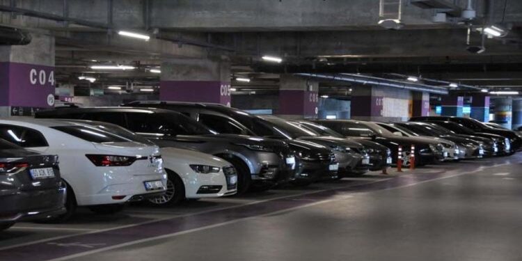 İstanbul Havalimanı otoparkında yer kalmadı: Araçlar geçiş yollarına park edildi