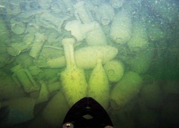 İtalya açıklarında antik yük gemisi keşfedildi: İçinde yüzlerce amfora bulunuyor