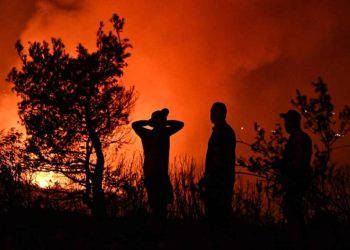 İzmir Kınık'taki orman yangını nedeniyle 3 mahalle tahliye ediliyor