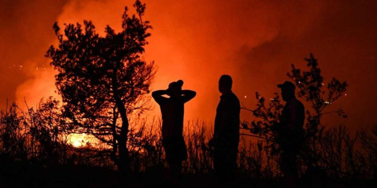 İzmir Kınık'taki orman yangını nedeniyle 3 mahalle tahliye ediliyor