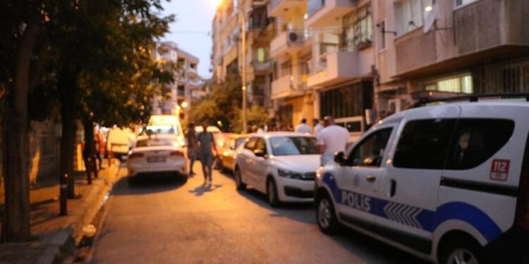 İzmir'de 88 yaşındaki anne ile 52 yaşındaki oğlu evlerinde ölü bulundu