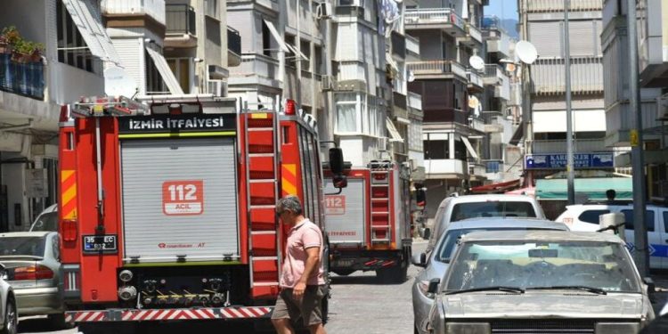 İzmir'de doğal gaz borusu patladı: Baba ve oğlu yaralı