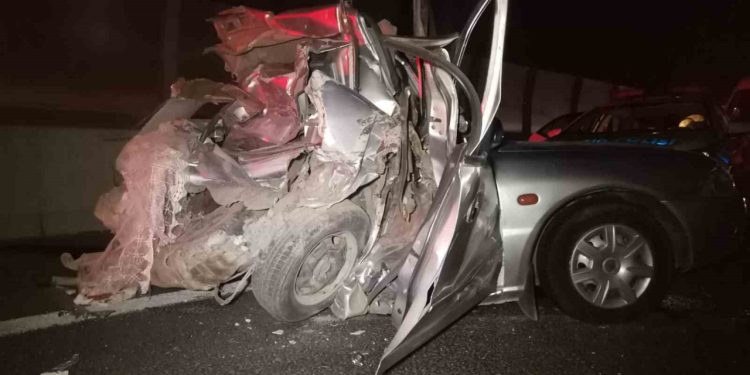 İzmir’de kamyon otomobile arkadan çarptı: 1 ölü, 2 yaralı