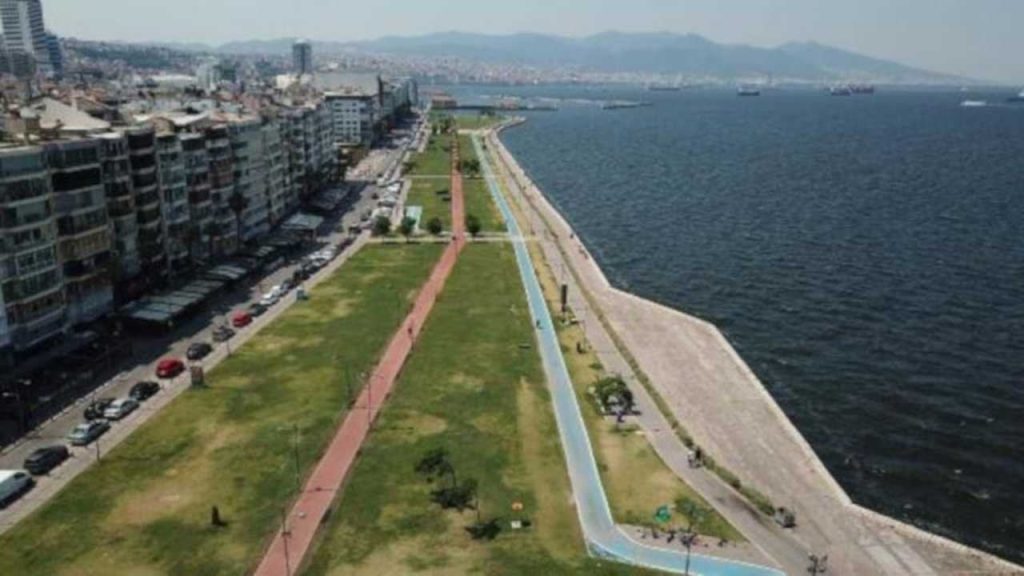 İzmir'de sıcak nedeniyle meydan ve caddelerde yoğunluk azaldı