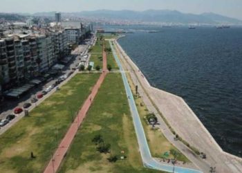 İzmir'de sıcak nedeniyle meydan ve caddelerde yoğunluk azaldı