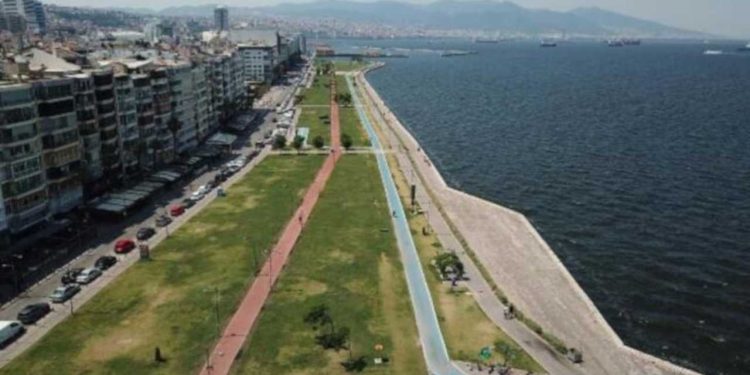İzmir'de sıcak nedeniyle meydan ve caddelerde yoğunluk azaldı