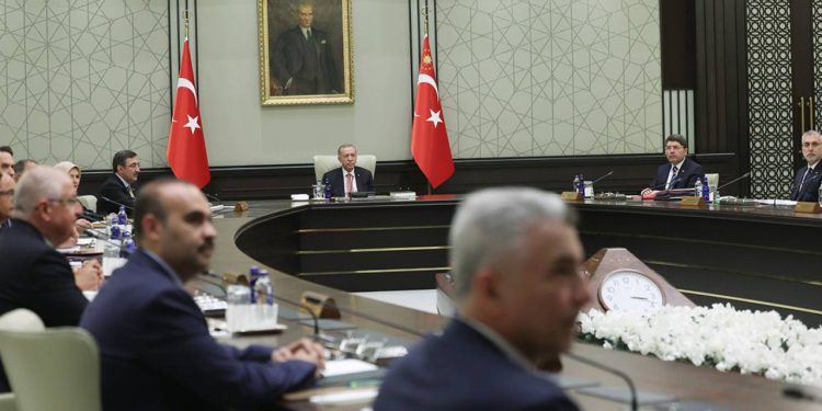 Kabine toplanıyor: Memur ve memur emeklisini ilgilendiren sözleşme gündemde