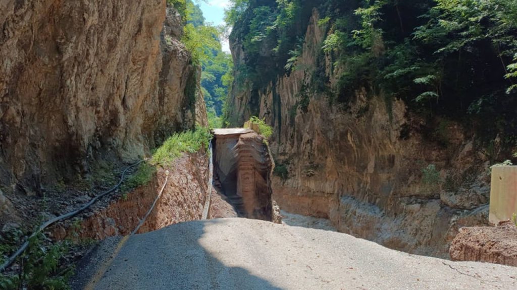 Karabük Yenice'de sel nedeniyle yollar çöktü