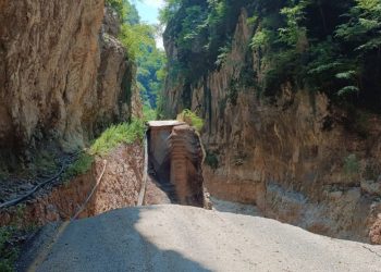 Karabük Yenice'de sel nedeniyle yollar çöktü