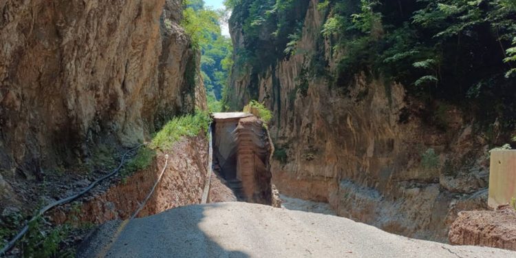 Karabük Yenice'de sel nedeniyle yollar çöktü