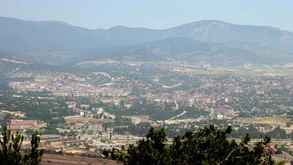 Karabük'te heyelan nedeniyle bazı köy yolları ulaşıma kapatıldı