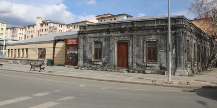 Kars'taki Aynalı Köşk MHP Belediyesi dönemindeki borçlardan dolayı satıldı