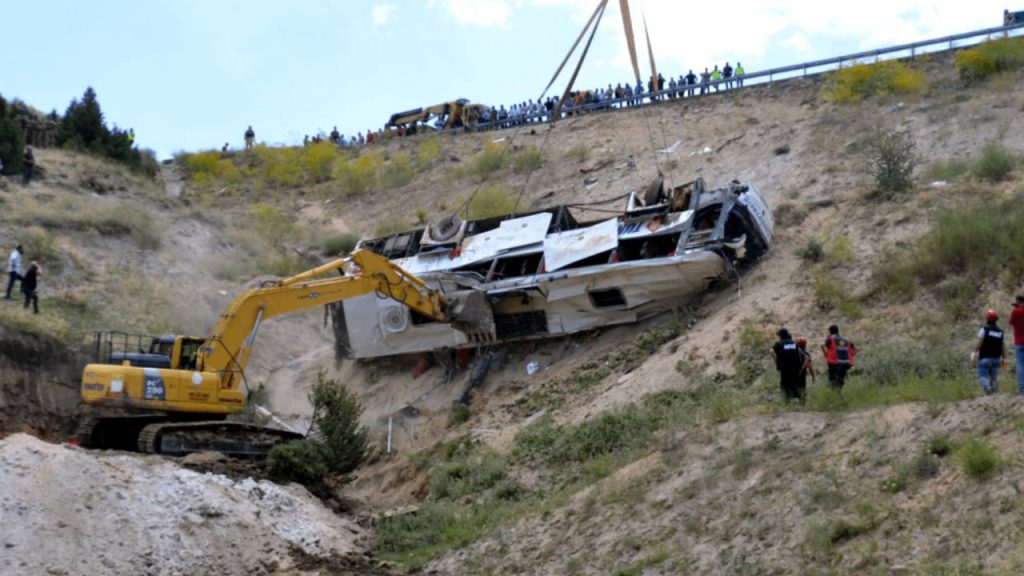 Kars'taki yolcu otobüsü kazasında ölenlerin sayısı 8'e yükseldi