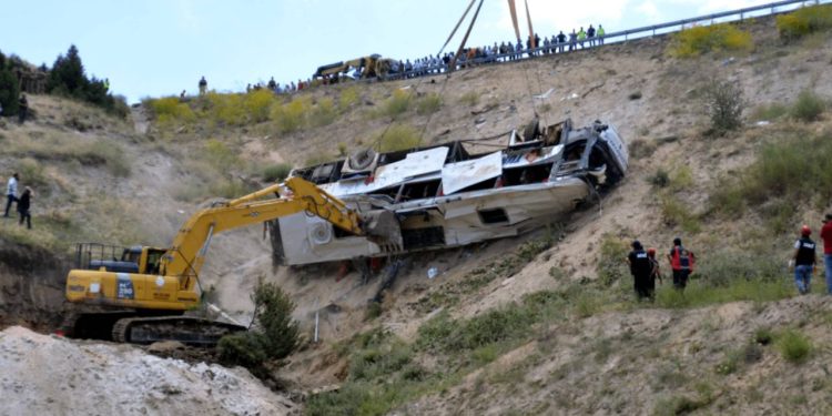 Kars'taki yolcu otobüsü kazasında ölenlerin sayısı 8'e yükseldi