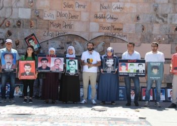 Kayıp yakınları Aras ve Ay’ın akıbetini sordu