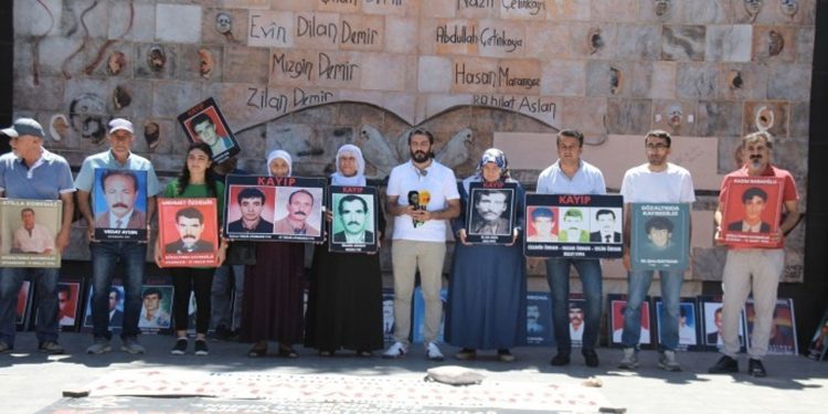 Kayıp yakınları Aras ve Ay’ın akıbetini sordu