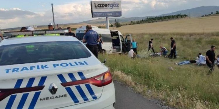 Kayseri'de işçi taşıyan minibüs ile kamyonet çarpıştı: Dördü Ağır 21 yaralı